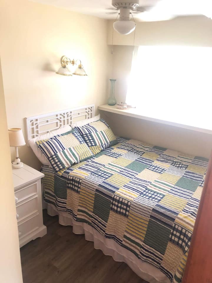 Upstairs Cottage Room Queen