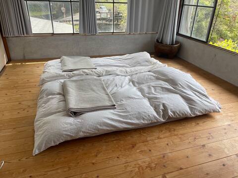 Wooden floor futon room of old,wild lodge”Kumoma”