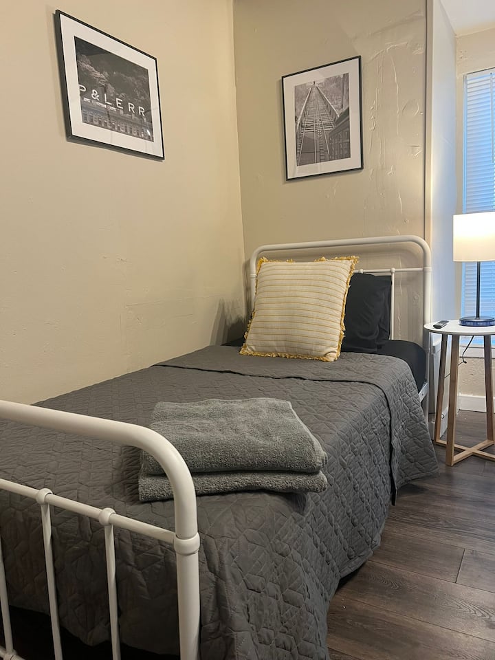 האווירה השלווה בחדר השינה התאום מזמינה אתכם להירגע, עם מיטה מפוארת שמבטיחה שנת לילה נינוחה.