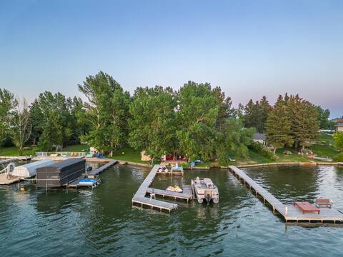 607Heaven Sunset Lakefront Hottub Firepit Dock