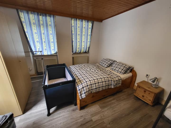 Großes Schlafzimmer mit einem 140*200 Bett, Beistellbett, Etagenbett und einem Einzelbett 90*200 Betten