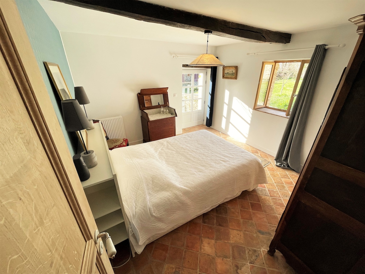 一楼的双人卧室（带140x200厘米的床）配有套内卫生间和马桶。一扇窗户通往花园，方便前往！