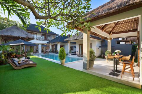 DREAM VILLA! 11 BEDR/Prime Location/Berawa/ Beach