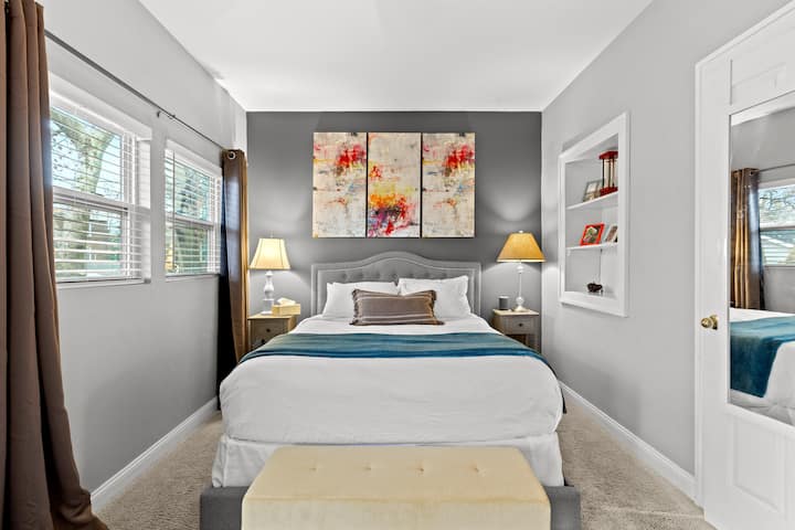 ห้องนอน #3 เตียงควีนไซส์ได้คะแนนสูงจากผู้เข้าพัก นี่เป็นห้องหนึ่งที่ไม่มีทีวีโดยเจตนา