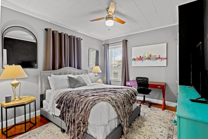 ห้องนอน 1 พร้อมเตียงควีนไซส์คุณภาพสูงหมอนนุ่มสบาย 4 ใบทีวี Roku ขนาด 43 นิ้วอัจฉริยะโต๊ะข้าง 2 ตัวเครื่องเสียงรบกวนสีขาวโต๊ะทำงานตู้เสื้อผ้าและตู้เสื้อผ้า 