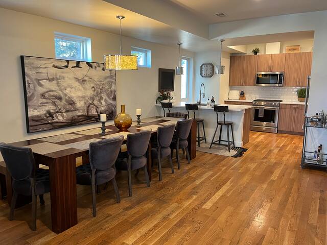 *Downtown Walk Score of 95! *Private ROOF Hot Tub! gallery image 2