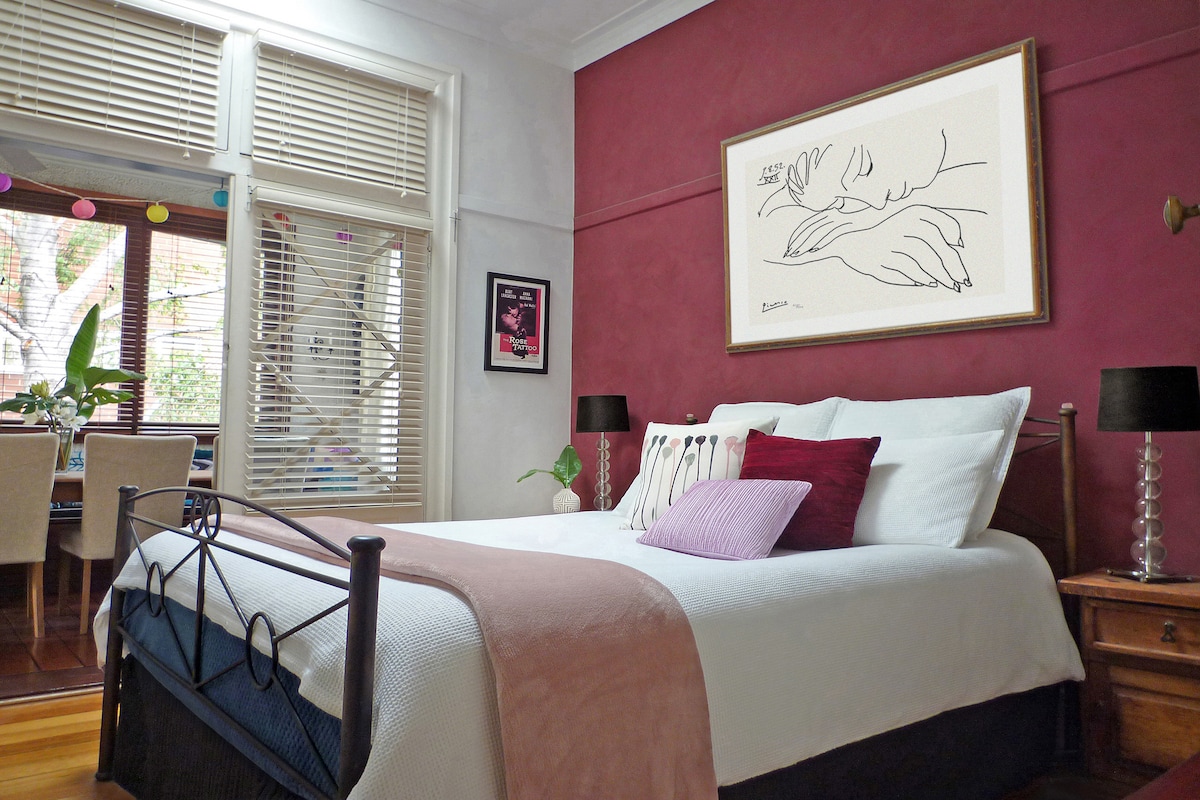 卧室1 -标准双人床、电视+录音机/蓝光播放器、带流媒体应用程序的AppleTV