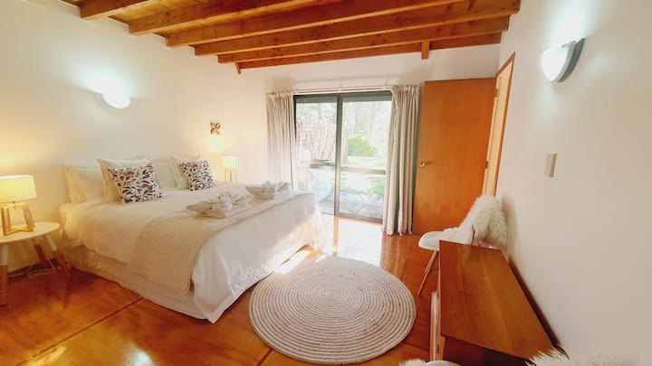 Просторна спалня с двойно легло king size на долния етаж с изглед към реката