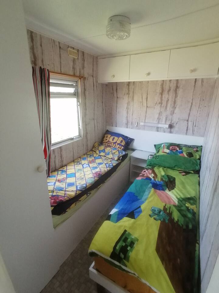 ห้องเด็กเตียงเดี่ยวสองเตียง