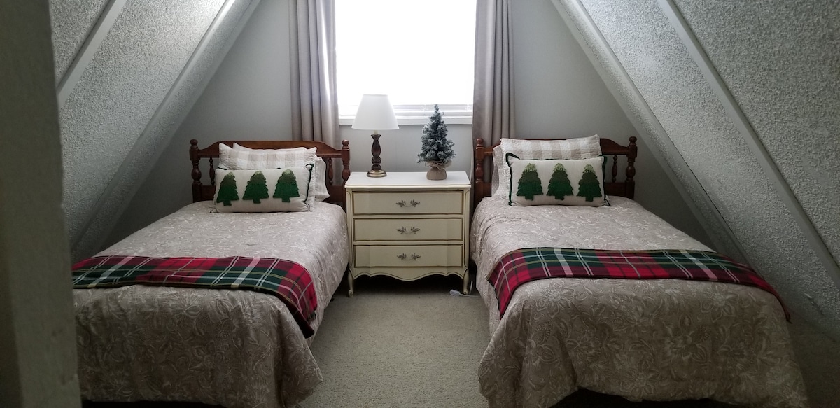 Двойни легла в лофта.