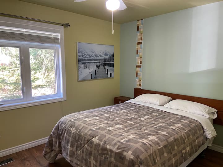 ห้องนอนที่สามพร้อมเตียงควีนไซส์