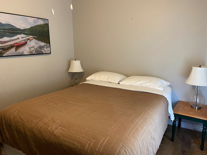 ห้องนอนที่สองพร้อมเตียงควีนไซส์และวิวหน้าบ้านส่วนตัวสวยๆ