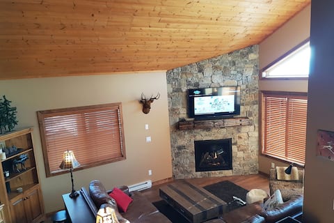 Top Airbnb: The Mountains are Calling - 3 Bedroom Luxury Stay in Kootenay Boundary E / West Boundary