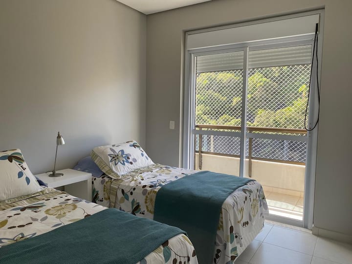 Ოთახი 1 ორი საწოლით, ცალკე აივნით (დახურული ეკრანით) და გორაკის ხედით