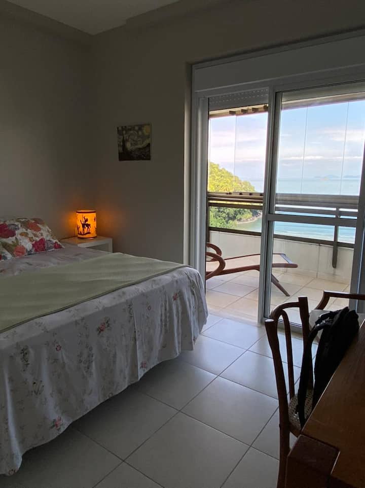 Აპარტამენტი 1, ორადგილიანი საწოლიდან ზღვის ხედით