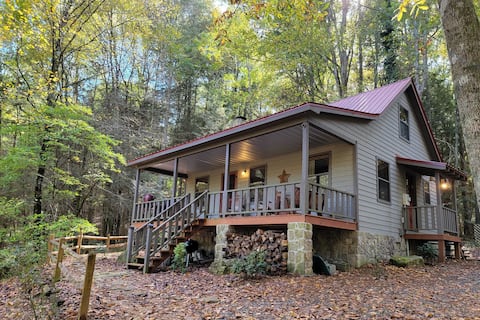 Hot Tub, Secluded and Cozy with Warm Atmosphere
