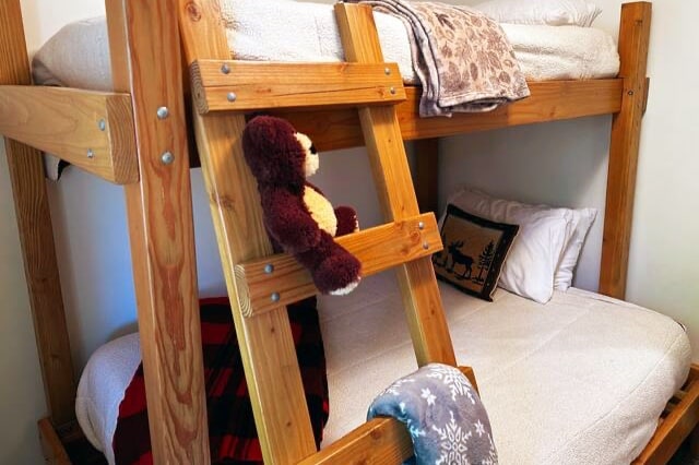 Bolo to krásne ubytovanie! Ideálna veľkosť pre malú rodinu a Davidova starostlivosť o toto miesto svieti. Mal všetko, čo sme potrebovali. Moje deti milovali poschodovú posteľ, v ktorej mohli zostať a pražiť marshmallow nad ohniskom - Vernon, február 2022.