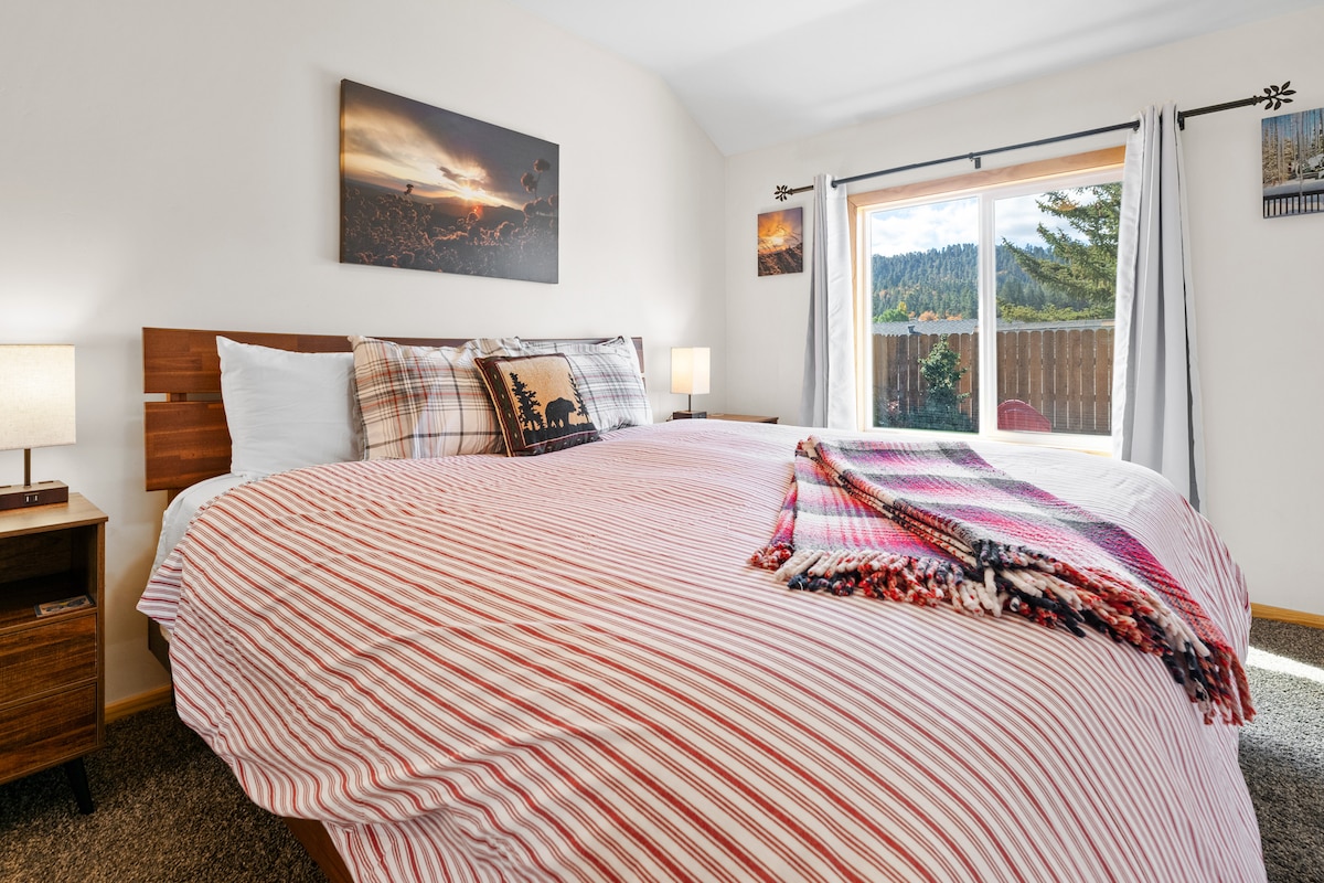 Hlavná spálňa. Manželská posteľ, zodpovedajúce nočné stolíky a lampy, stropný ventilátor a šatník. Úžasný výhľad na Bear Mountain!

„Davidova chata je krásna! Štýlové, čisté a pohodlné. Útulná a premyslená výzdoba a detaily." - Tracy, marec 2020
