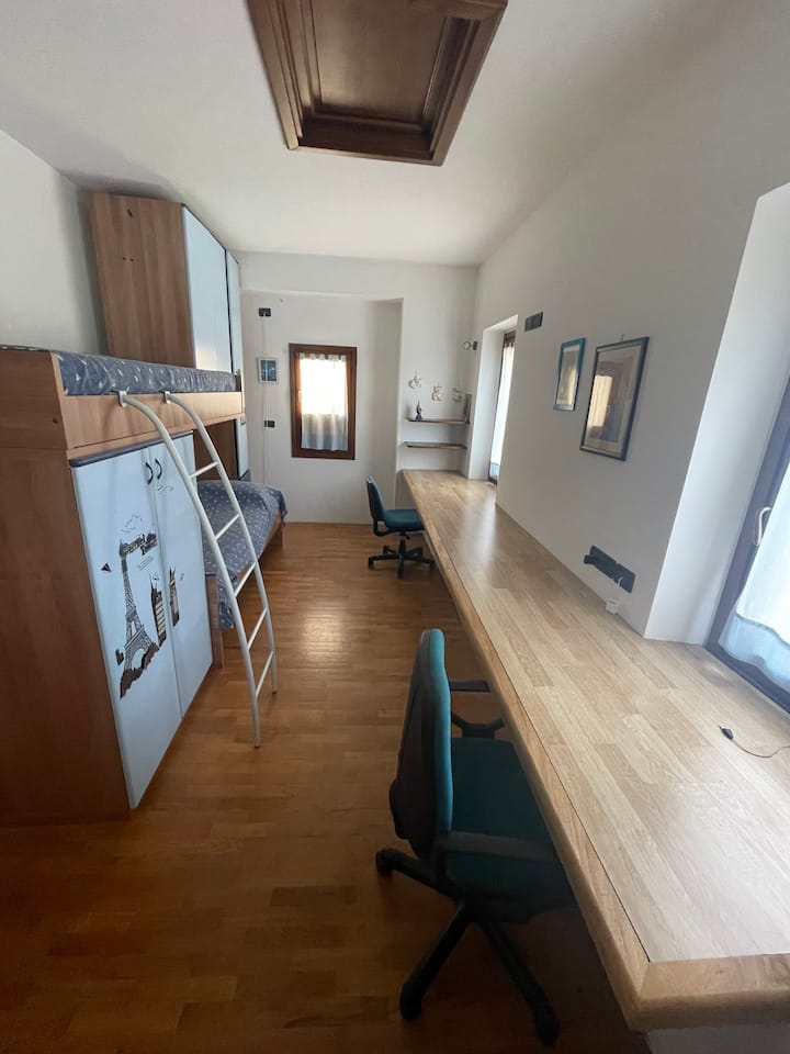 Kitanda cha juu na baa ndogo isiyofungwa,ngazi ya kufikia kitanda cha juu 