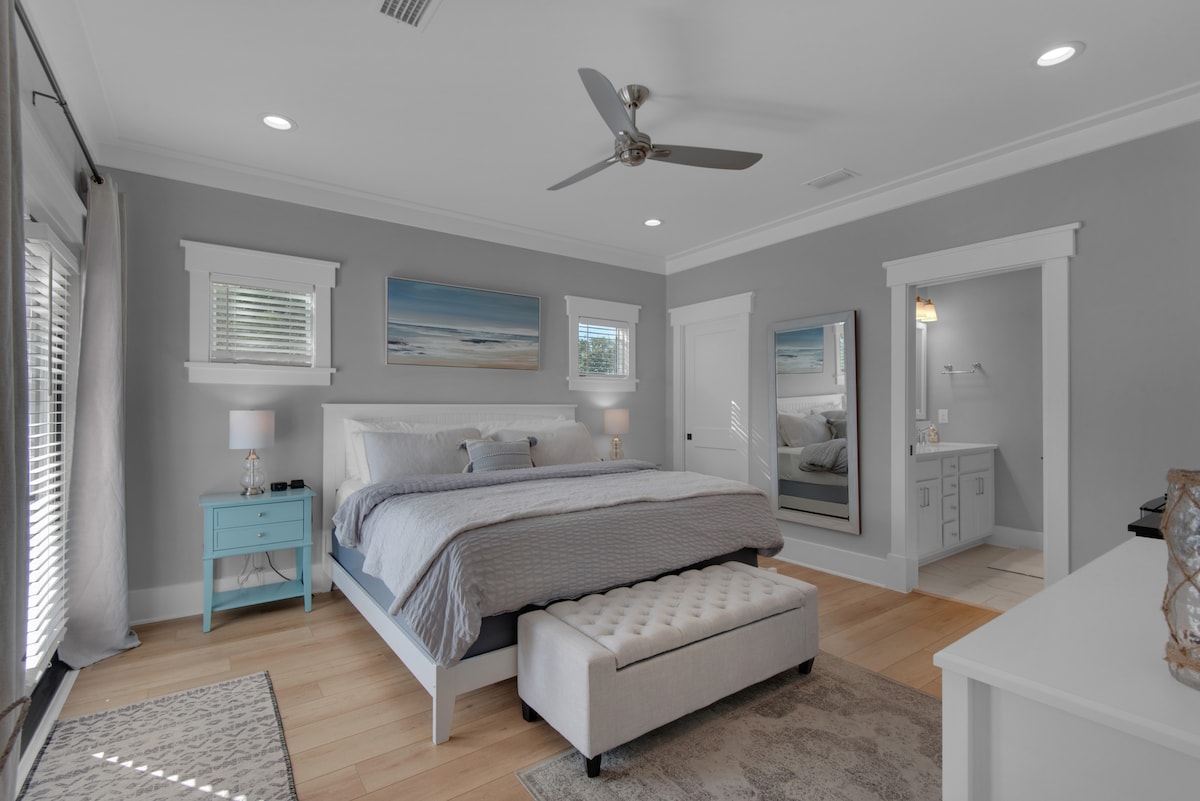 Dhomë gjumi master në katin kryesor me dekor bashkëkohor relaksues dhe krevat të gjerë king me dyshek premium.