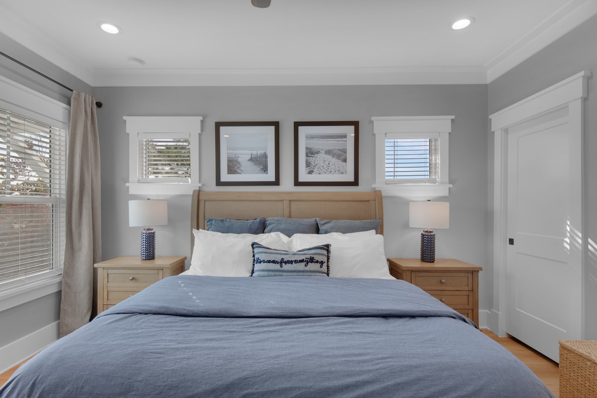 Të tre dhomat e gjumit kanë shtretër relaksues, dekor bashkëkohor dhe krevate king me dyshekë premium.