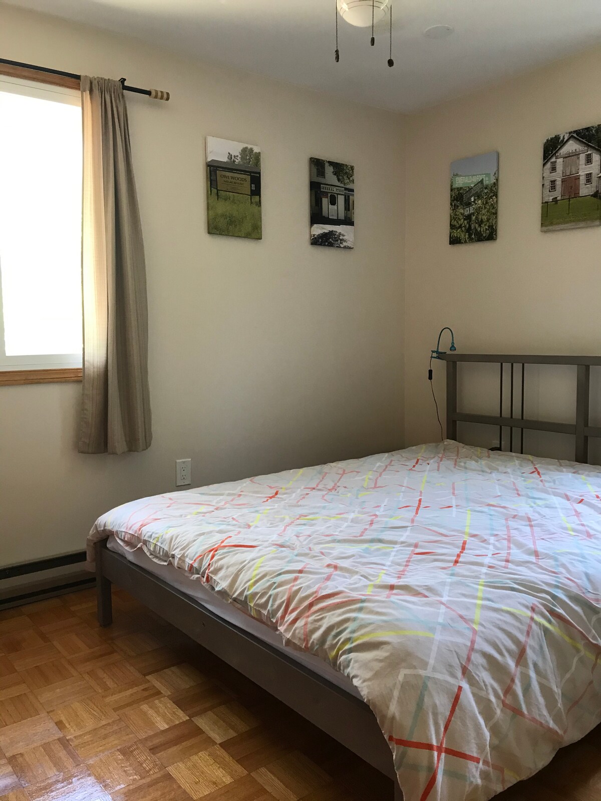 ห้องนอนใหญ่พร้อมเตียงควีนไซส์