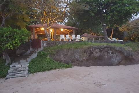 Playa El Flor, Beach front, white sand, lava reef