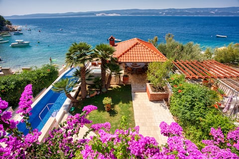 Top performing Airbnb: TOP Villa Lady! Pool and jacuzzi at the beach! in Čelina