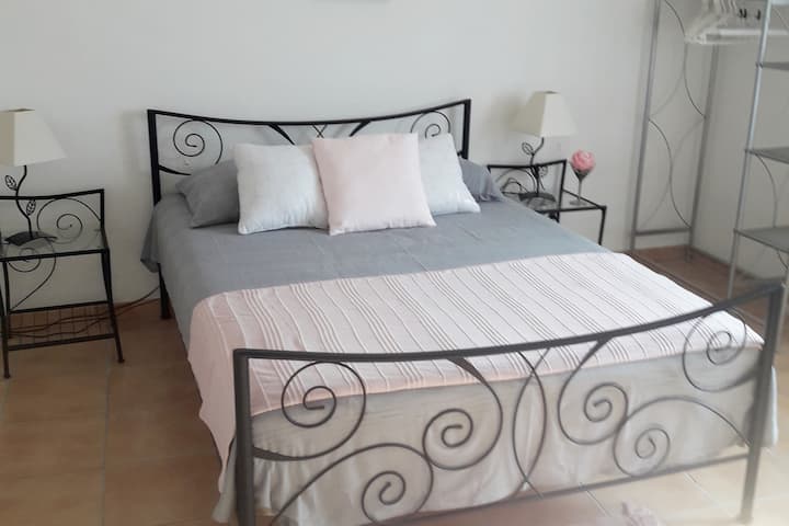 第一间卧室配有140张床。