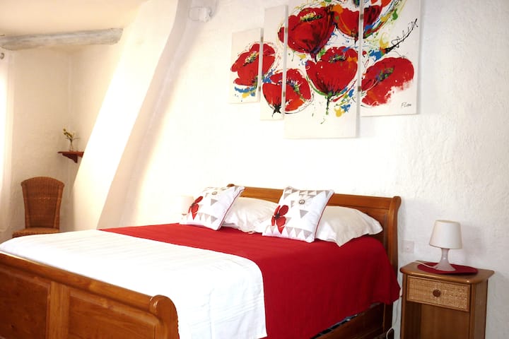 第二间非常大的卧室，配有140张床和2张90张双层床。