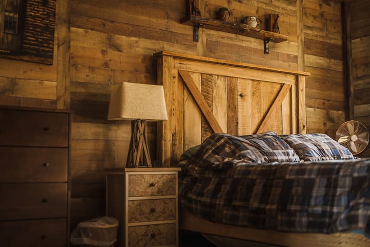 主楼层有一张标准双人记忆泡沫床，无需楼梯即可使用。