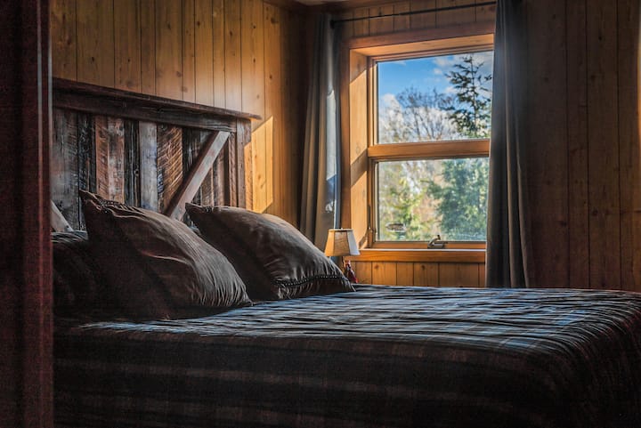 地下室卧室配有一张记忆泡沫加大双人床。 这间卧室地下室还有一个独立卫生间。