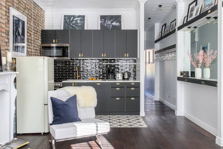 Stunning design Townhouse, landscaped garden, 2BR gallery image 5