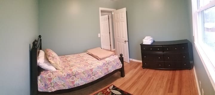 Foto de la habitación con cama doble