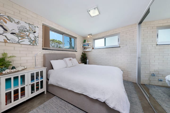 Spavaća soba 1 ima bračni krevet (160x200), ogrtač s ogledalom i TV od 43"u ormaru.