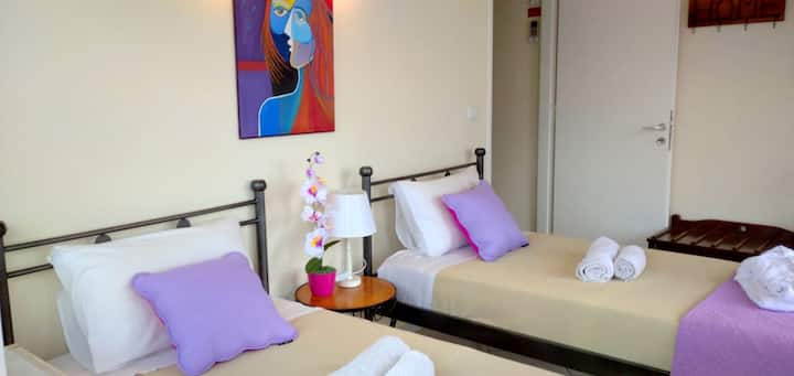 חדר 1 .......עם 2 מיטות יחיד.