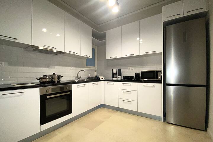 MEDLUXE LUXURY APARTMENT! gallery image 5