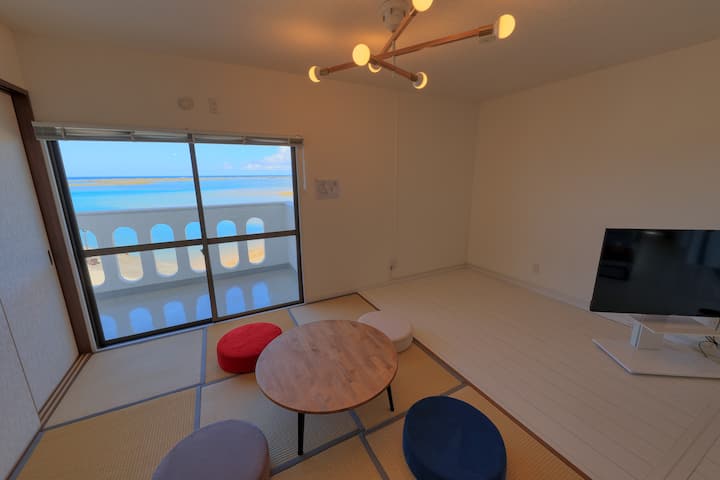 和室から海が見えます。
（５名様からはお布団）