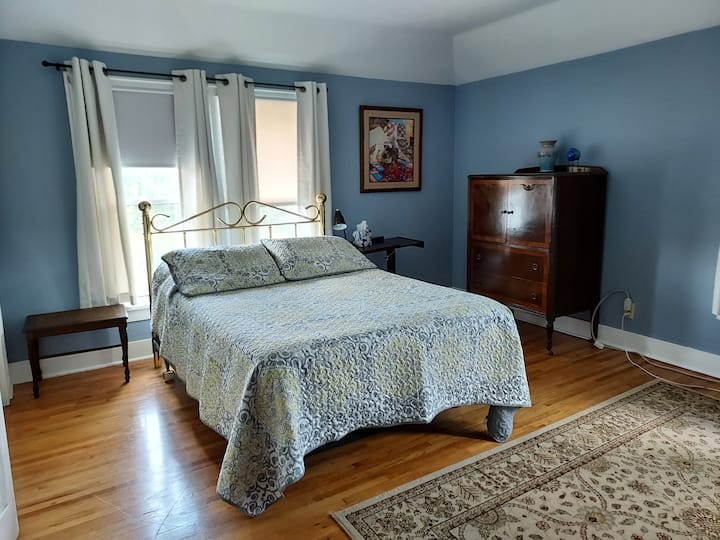 El dormitorio del suroeste en la planta superior está al lado del baño y tiene una cama doble. 