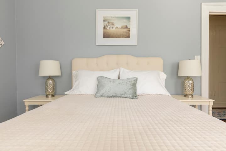 Room 5 - Queen bedroom - shared bathroom 