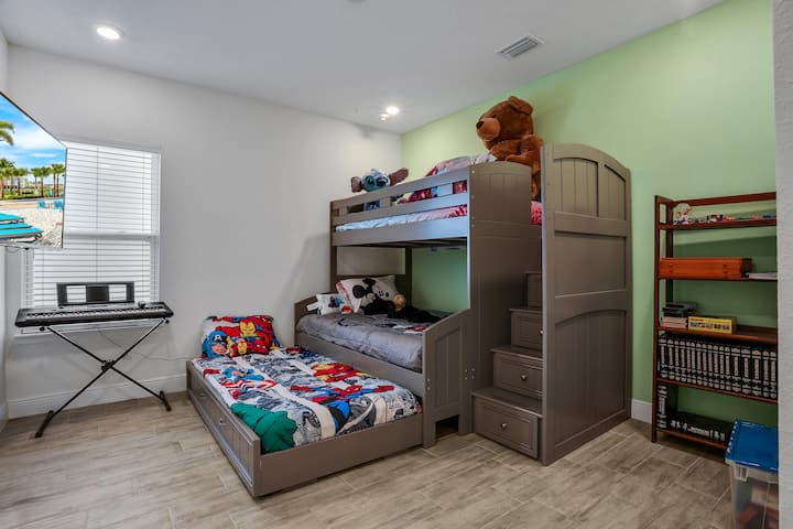 Habitación con cama para niños en el segundo piso, 3 camas.