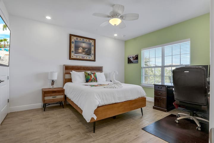 Habitación y escritorio y silla de oficina en el segundo piso