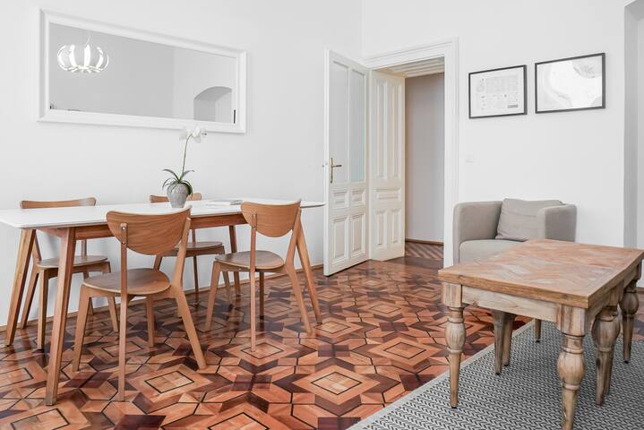 Fabulous City Center Apartment – Apt 14 gallery image 2