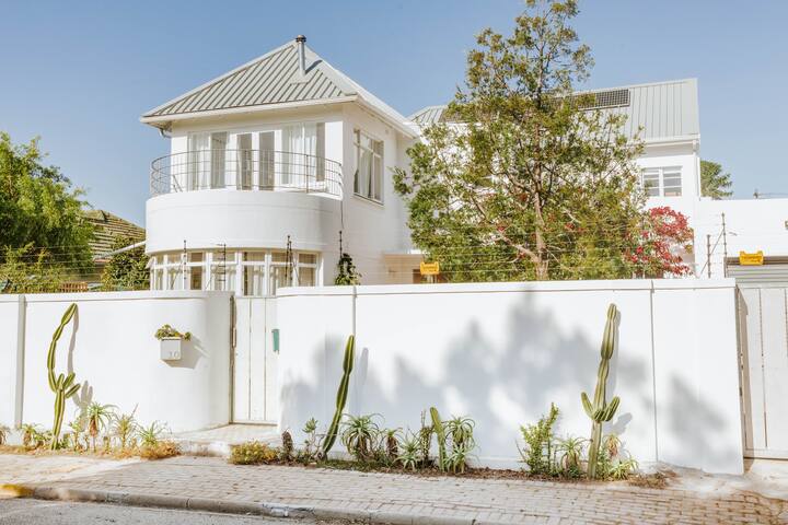 Contemporary family home with pool