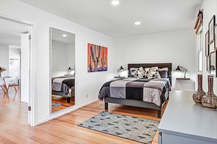 Dormitorio con cama tamaño queen