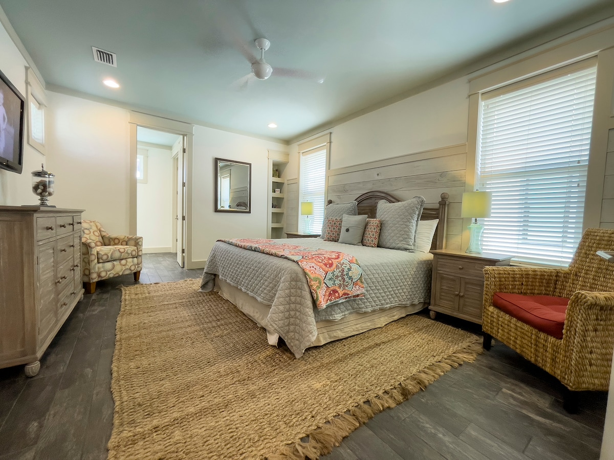 سرير رئيسي في الطابق الثاني وحمام داخلي مع ملابس مزدوجة ودش استحمام أرضي