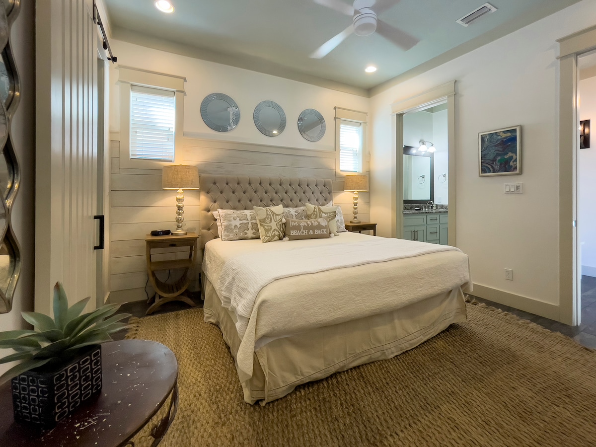 غرفة نوم رئيسية في الطابق الأول بسرير كينج وحمام داخلي وخزانة ملابس كبيرة