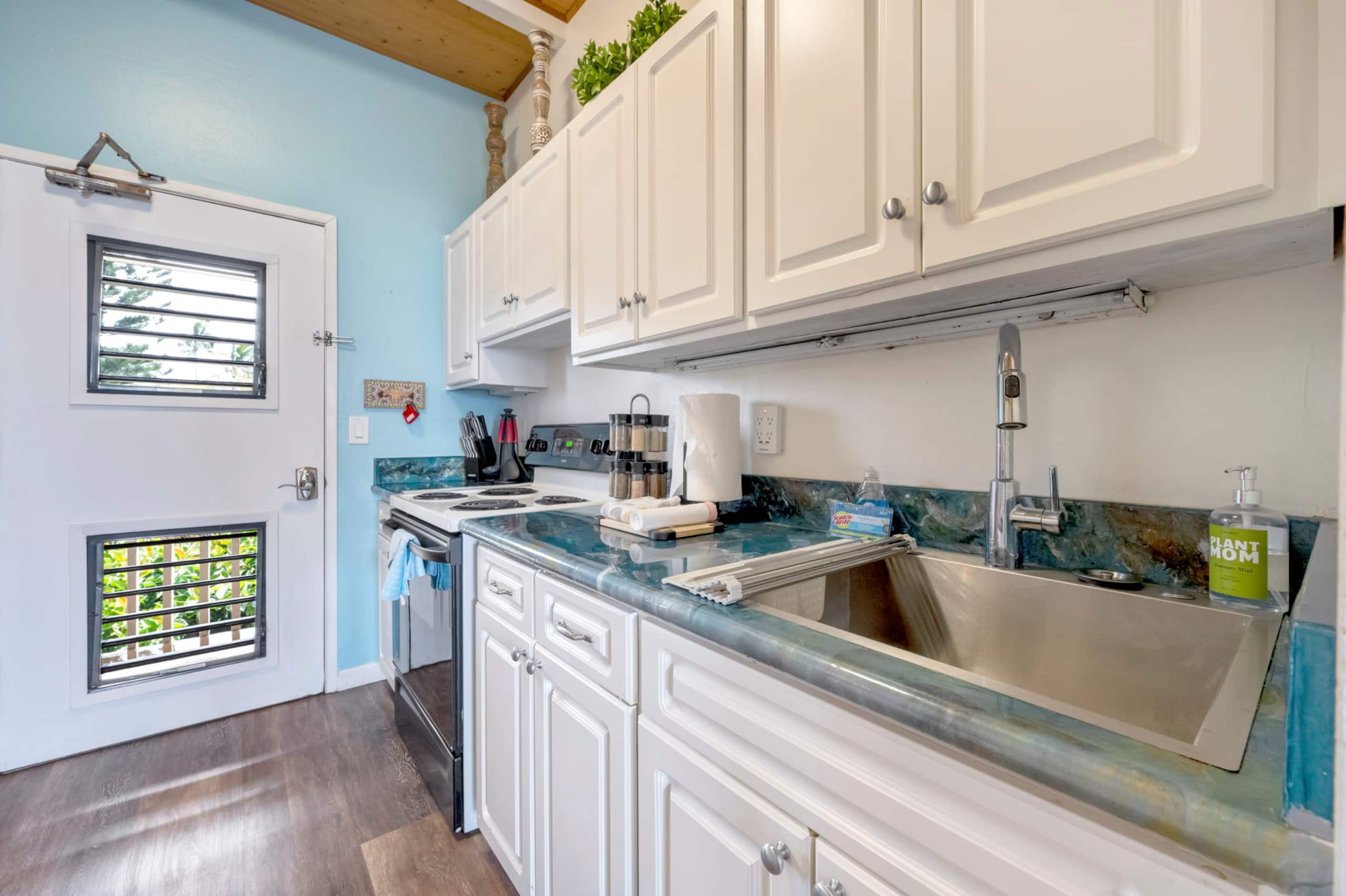 Condo in Lahaina · ★4.99 · Studio · 1 bed · 1 private bath - Image 10