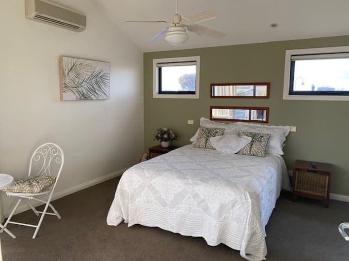 Dormitorio principal con acceso privado a baño privado y balcón