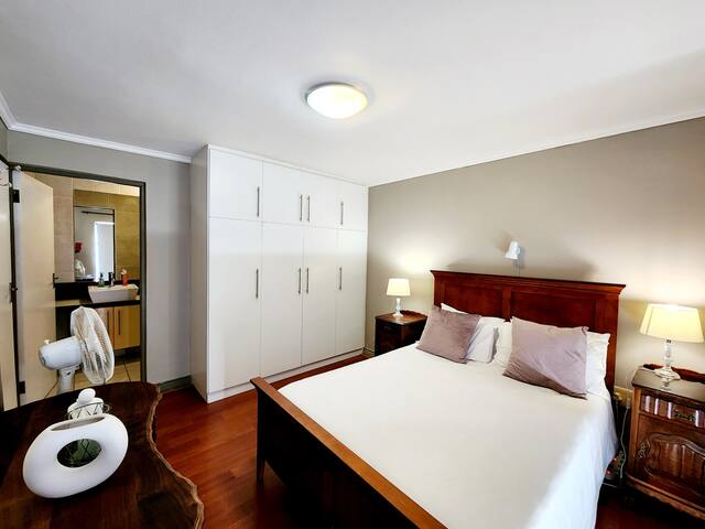 Anchor Bay Self-Catering Luxury Apartment gallery image 5